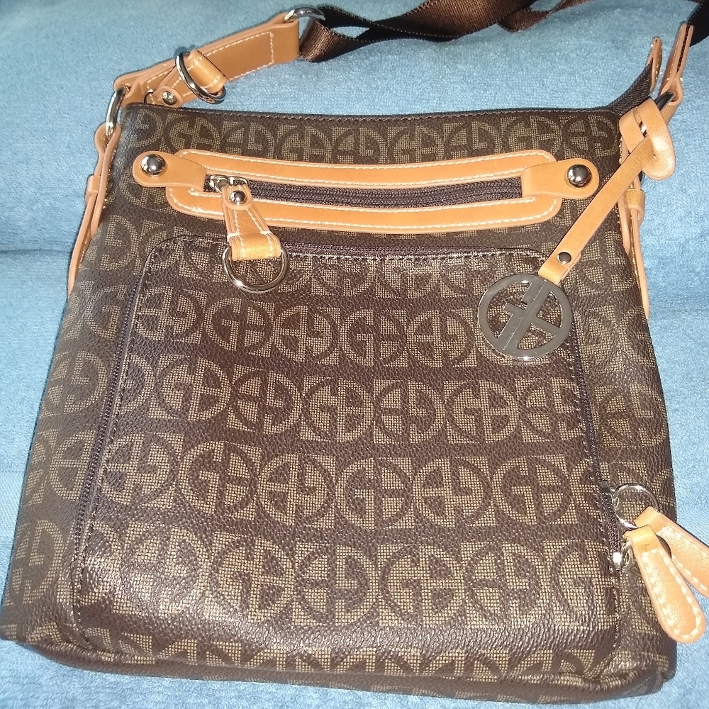 Giani Bernini block signature crossbody bag.